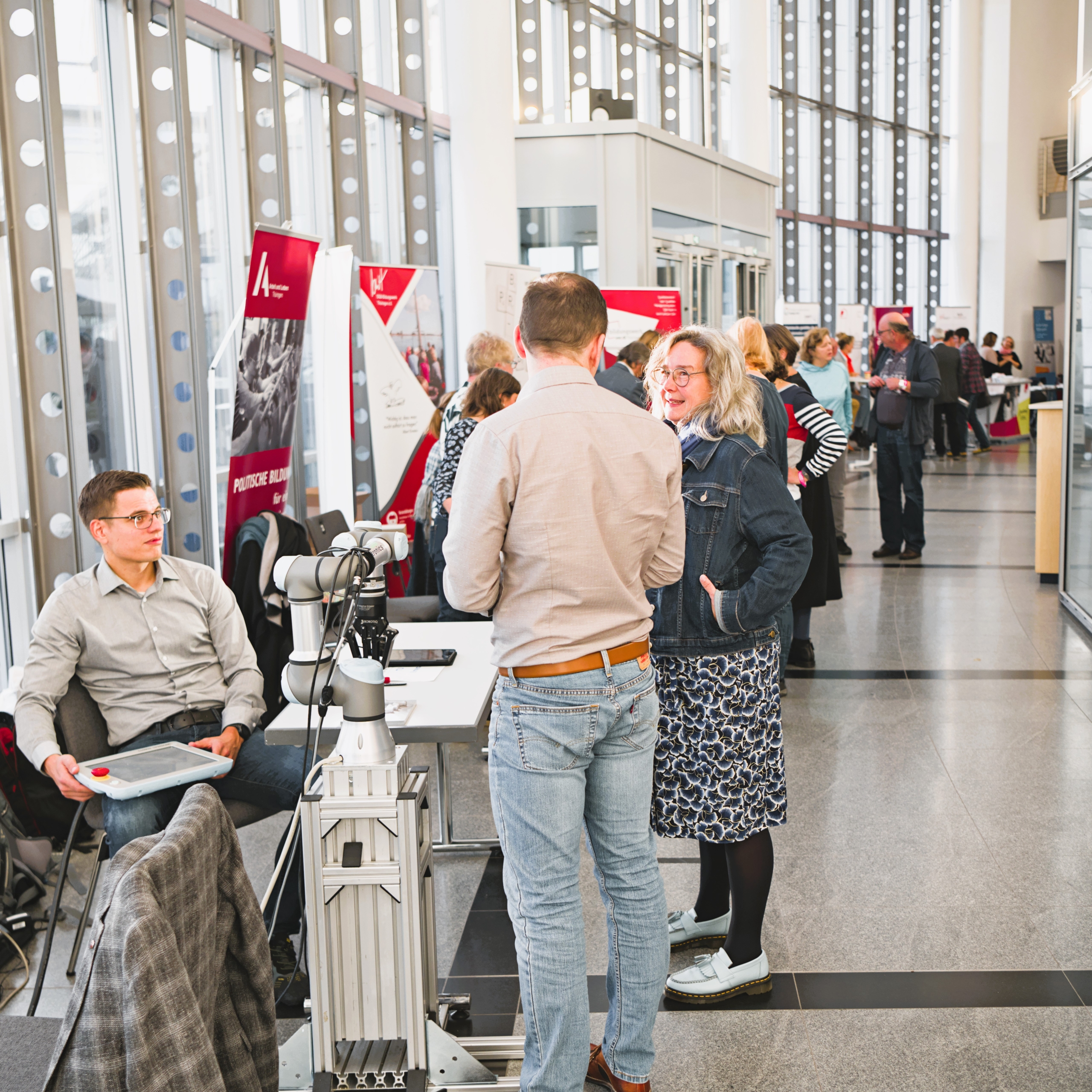 Arbeitsministerin Heike Werner informiert sich am Stand des ZeTT - Zentrum Digitale Transformation Thüringen